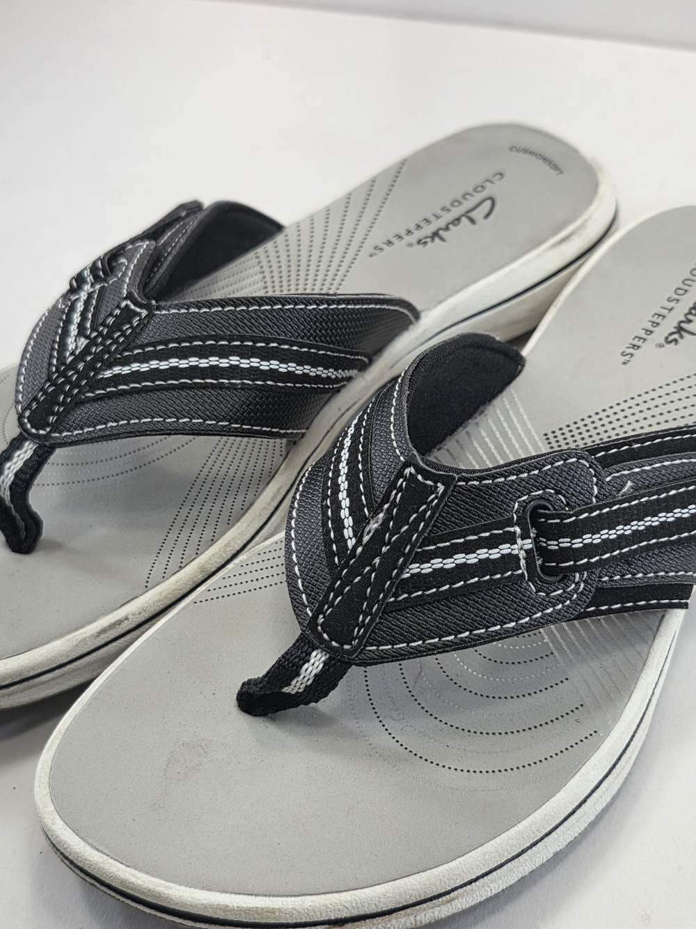 Clarks Cloudsteppers Women’s 7 Black Thong Sandals Cushion Soft Comfort - Picture 7 of 9